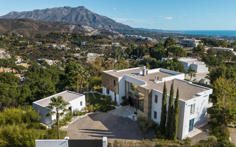 Elegante Villa Contemporánea con Vistas Panorámicas al Mar en El Madroñal