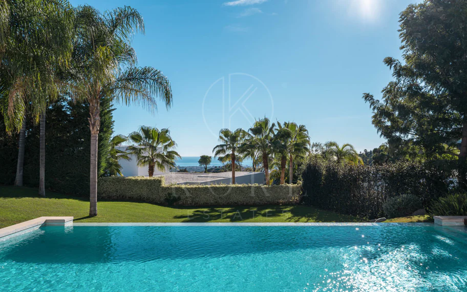 Elegante Villa Contemporánea con Vistas Panorámicas al Mar en El Madroñal