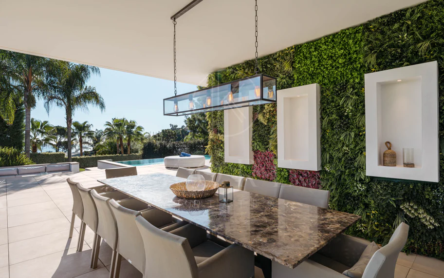 Elegante Villa Contemporánea con Vistas Panorámicas al Mar en El Madroñal
