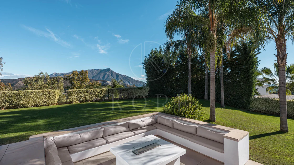 Elegant Contemporary Villa with Panoramic Sea Views in El Madroñal