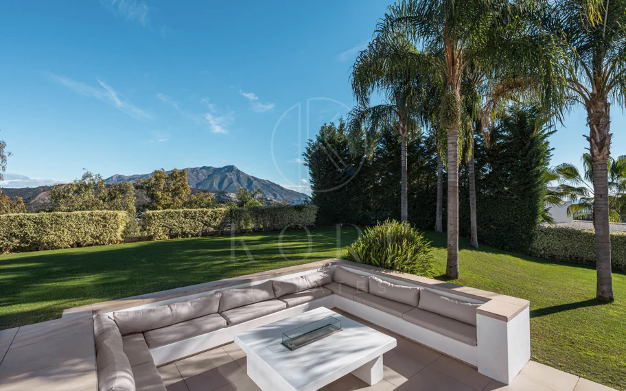 Elegante Villa Contemporánea con Vistas Panorámicas al Mar en El Madroñal