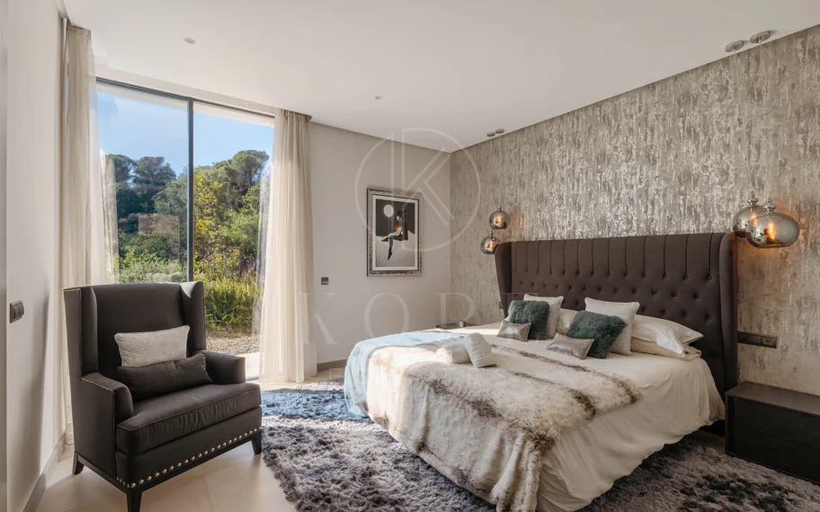 Elegante Villa Contemporánea con Vistas Panorámicas al Mar en El Madroñal