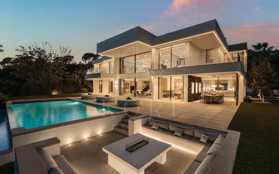 Elegante Villa Contemporánea con Vistas Panorámicas al Mar en El Madroñal
