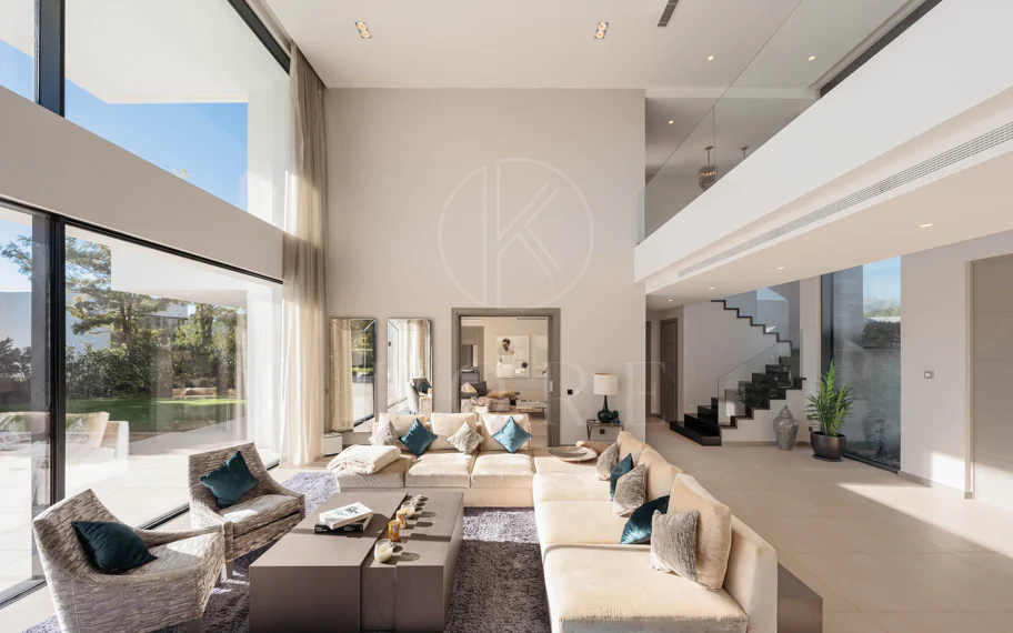 Elegante Villa Contemporánea con Vistas Panorámicas al Mar en El Madroñal