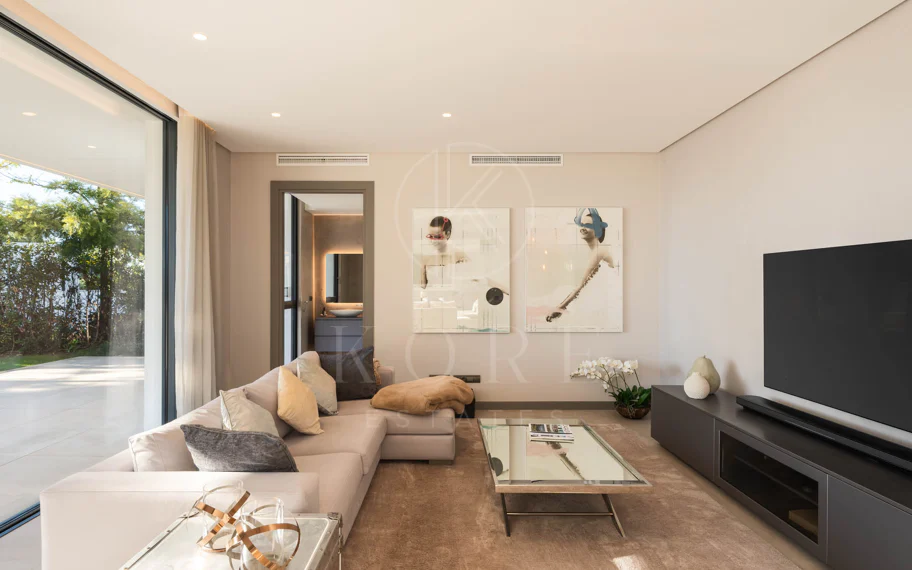 Elegante Villa Contemporánea con Vistas Panorámicas al Mar en El Madroñal