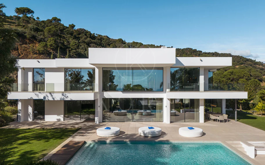 Elegante Villa Contemporánea con Vistas Panorámicas al Mar en El Madroñal