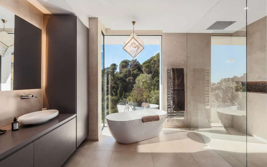 Elegante Villa Contemporánea con Vistas Panorámicas al Mar en El Madroñal