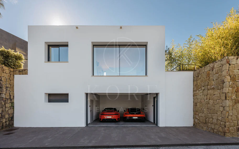 Elegante Villa Contemporánea con Vistas Panorámicas al Mar en El Madroñal
