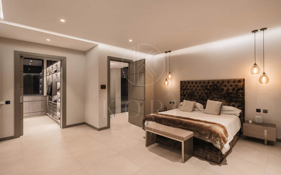 Elegante Villa Contemporánea con Vistas Panorámicas al Mar en El Madroñal