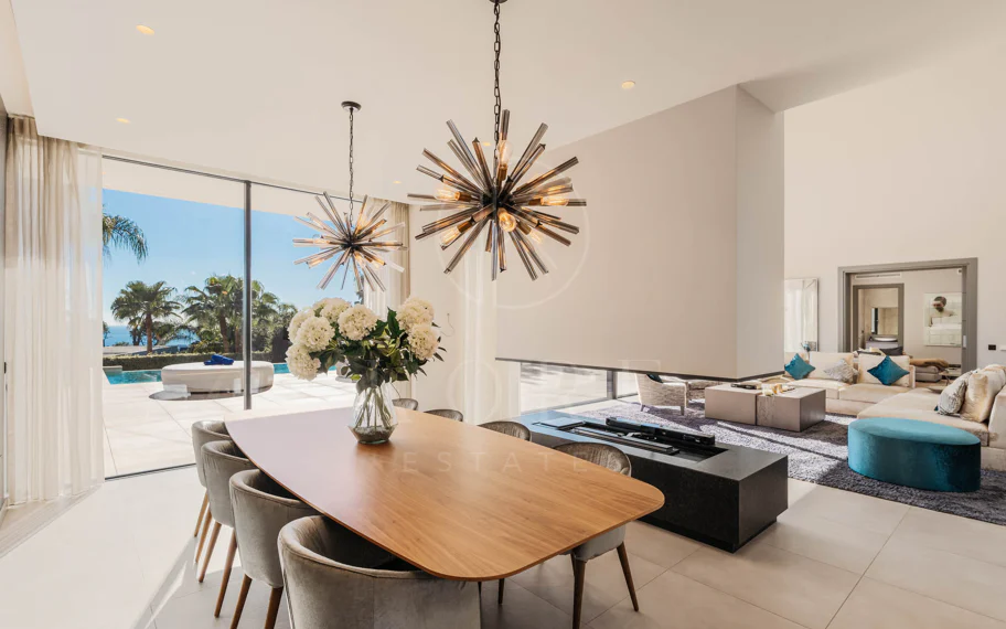 Elegante Villa Contemporánea con Vistas Panorámicas al Mar en El Madroñal