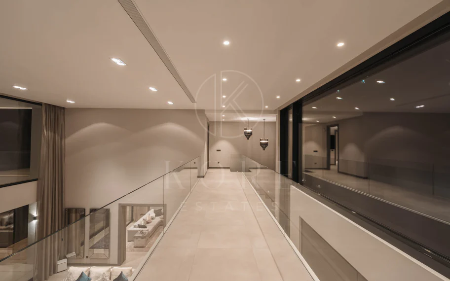 Elegante Villa Contemporánea con Vistas Panorámicas al Mar en El Madroñal