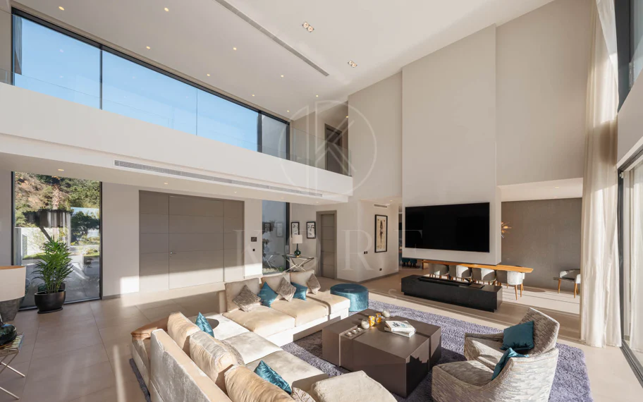 Elegante Villa Contemporánea con Vistas Panorámicas al Mar en El Madroñal
