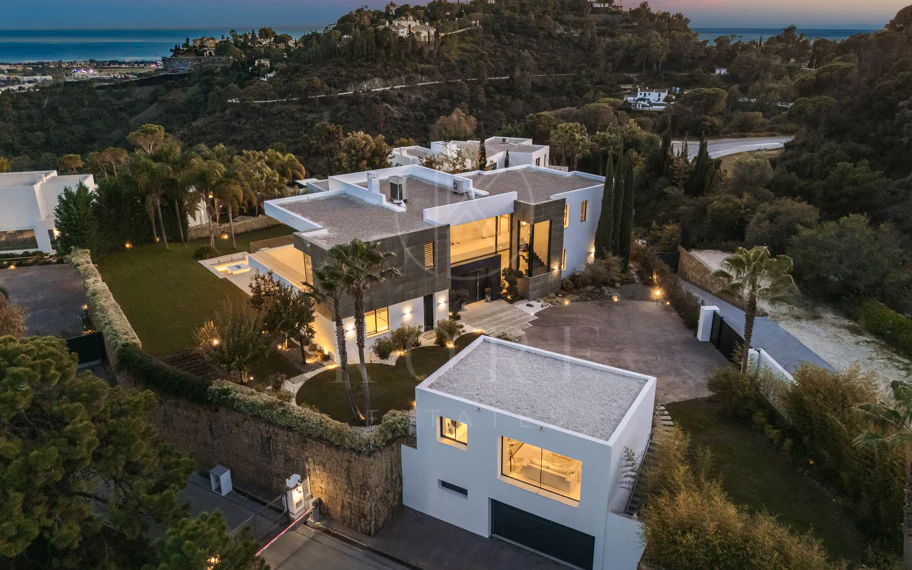 Elegante Villa Contemporánea con Vistas Panorámicas al Mar en El Madroñal