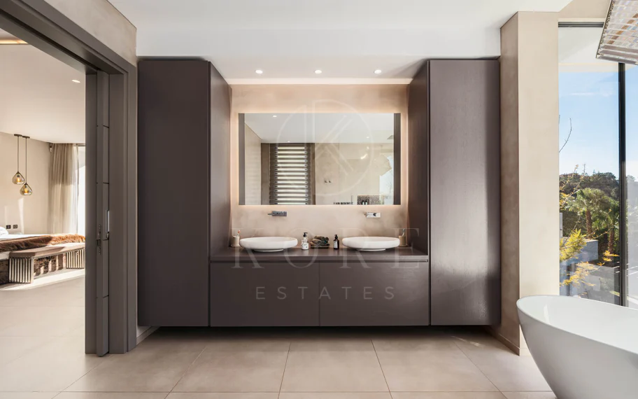 Elegante Villa Contemporánea con Vistas Panorámicas al Mar en El Madroñal