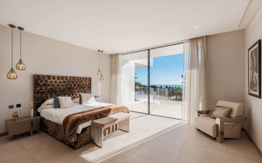 Elegante Villa Contemporánea con Vistas Panorámicas al Mar en El Madroñal
