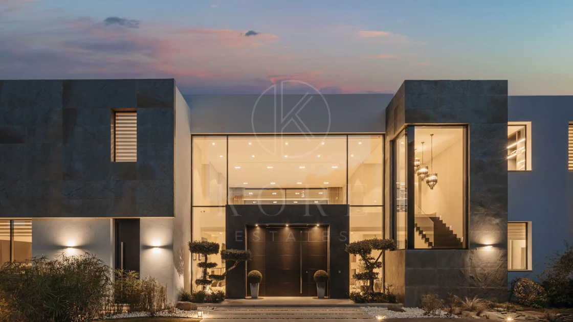 Elegant Contemporary Villa with Panoramic Sea Views in El Madroñal