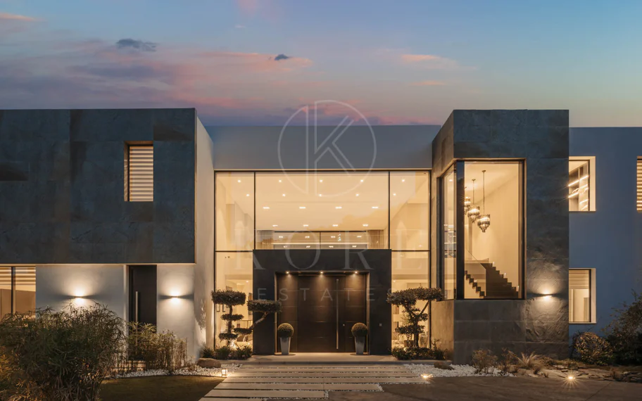 Elegante Villa Contemporánea con Vistas Panorámicas al Mar en El Madroñal