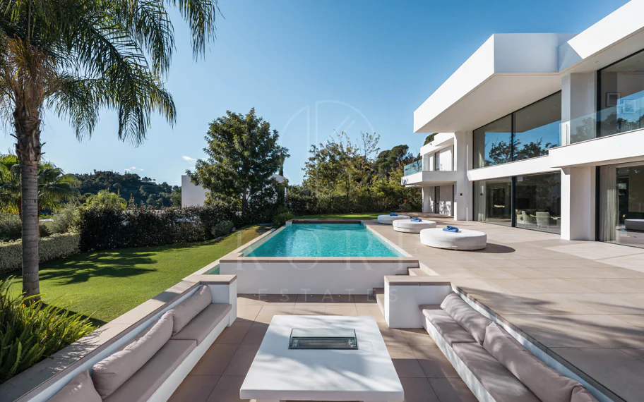 Elegante Villa Contemporánea con Vistas Panorámicas al Mar en El Madroñal