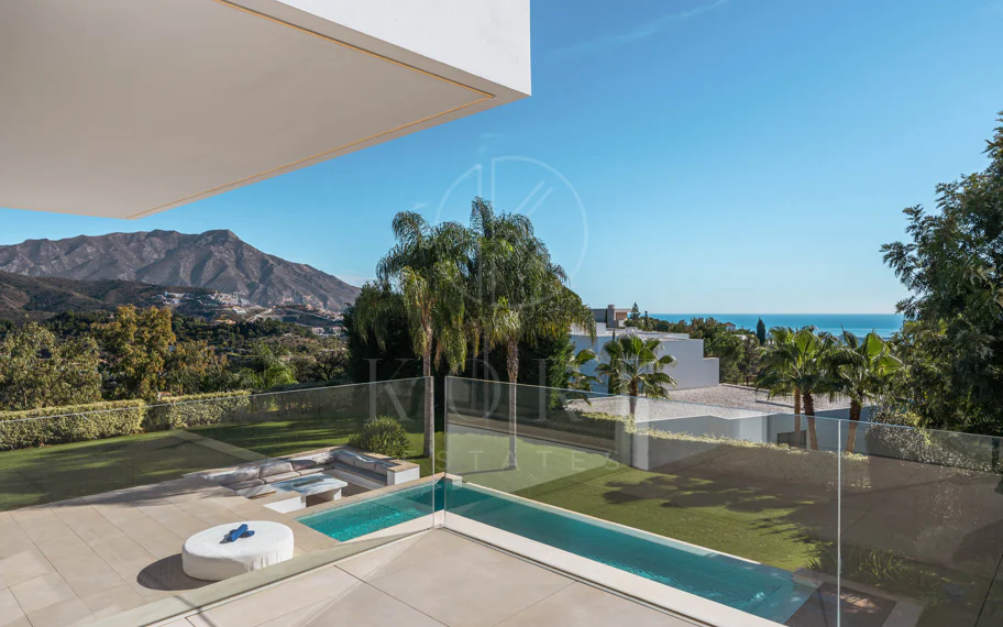 Elegante Villa Contemporánea con Vistas Panorámicas al Mar en El Madroñal