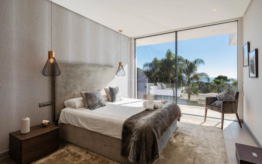 Elegante Villa Contemporánea con Vistas Panorámicas al Mar en El Madroñal