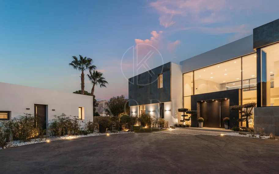 Elegante Villa Contemporánea con Vistas Panorámicas al Mar en El Madroñal