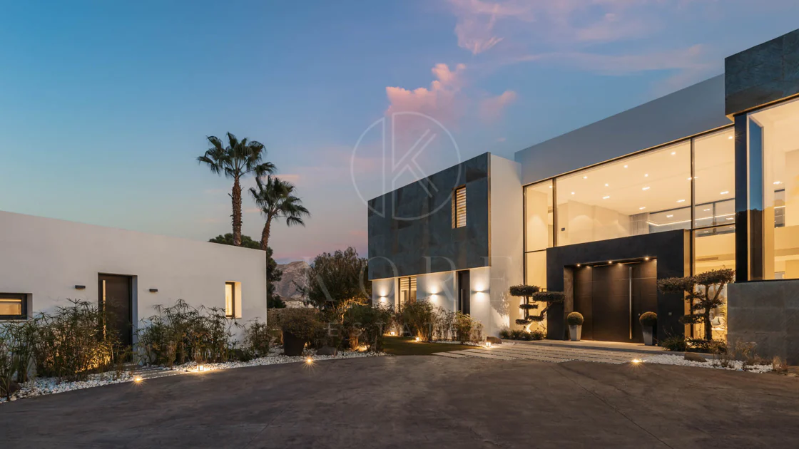 Elegant Contemporary Villa with Panoramic Sea Views in El Madroñal