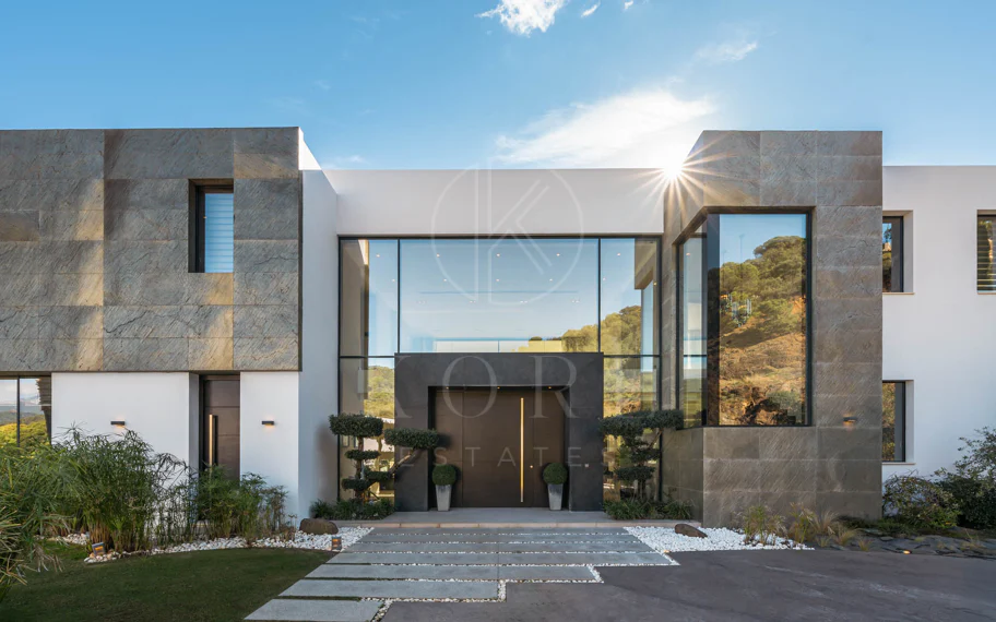 Elegante Villa Contemporánea con Vistas Panorámicas al Mar en El Madroñal