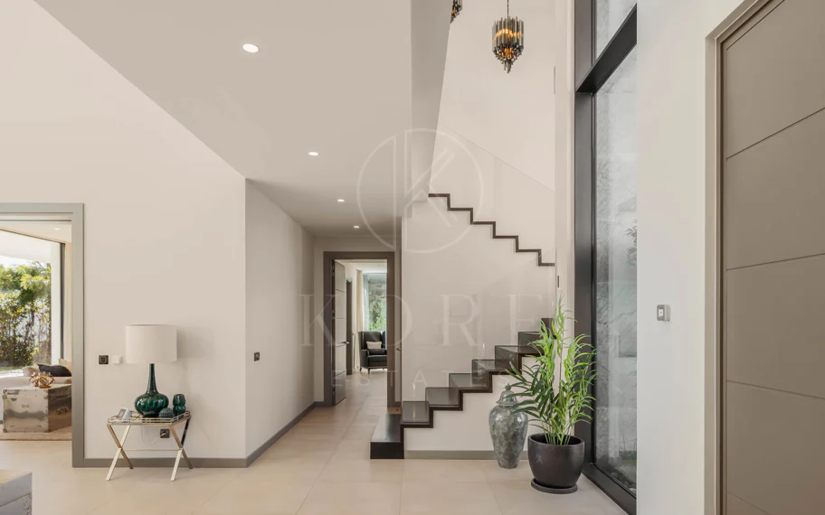 Elegante Villa Contemporánea con Vistas Panorámicas al Mar en El Madroñal