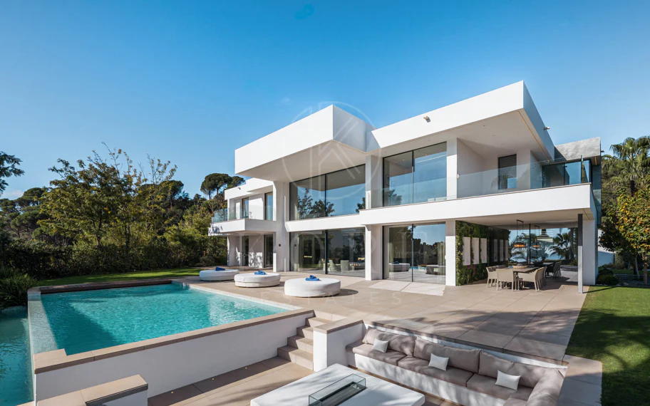 Elegante Villa Contemporánea con Vistas Panorámicas al Mar en El Madroñal