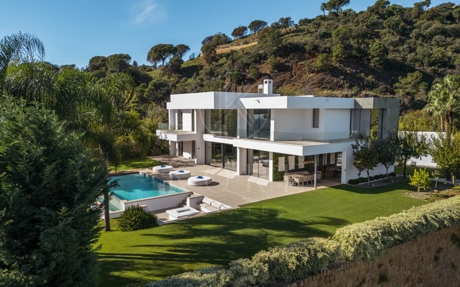 Elegante Villa Contemporánea con Vistas Panorámicas al Mar en El Madroñal