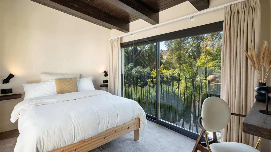 Villa Japandi Moderna con Piscina y Jardín Privado en Nueva Andalucía