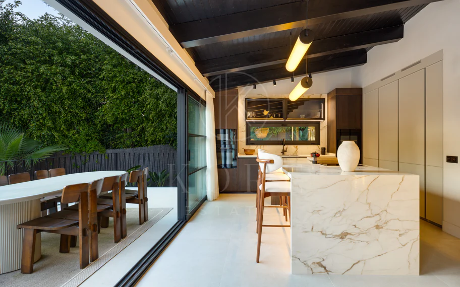 Villa Japandi Moderna con Piscina y Jardín Privado en Nueva Andalucía