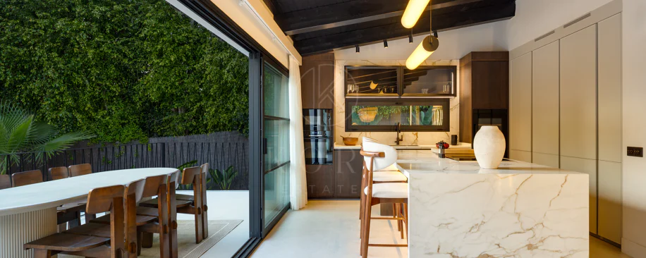 Villa Japandi Moderna con Piscina y Jardín Privado en Nueva Andalucía