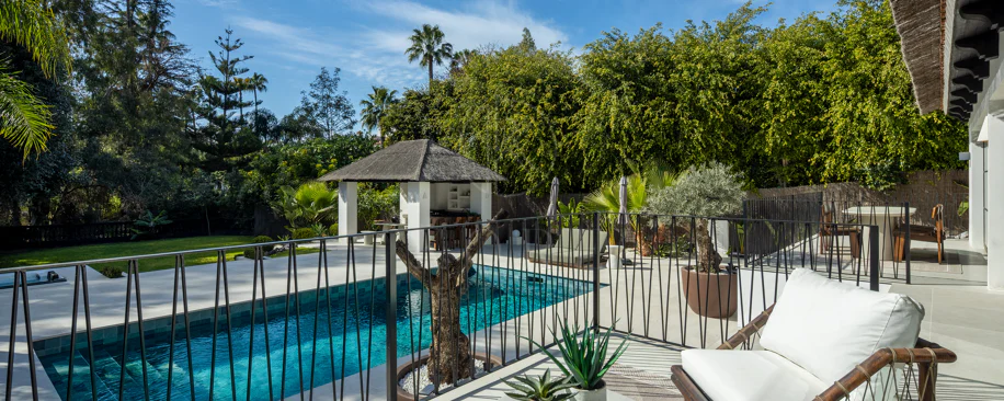 Villa Japandi Moderna con Piscina y Jardín Privado en Nueva Andalucía