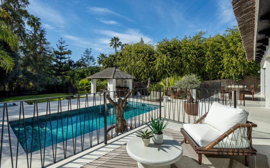 Villa Japandi Moderna con Piscina y Jardín Privado en Nueva Andalucía