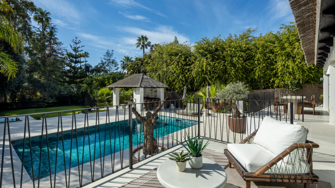 Villa Japandi Moderna con Piscina y Jardín Privado en Nueva Andalucía