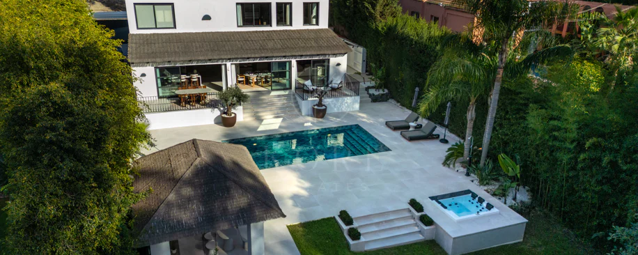 Villa Japandi Moderna con Piscina y Jardín Privado en Nueva Andalucía
