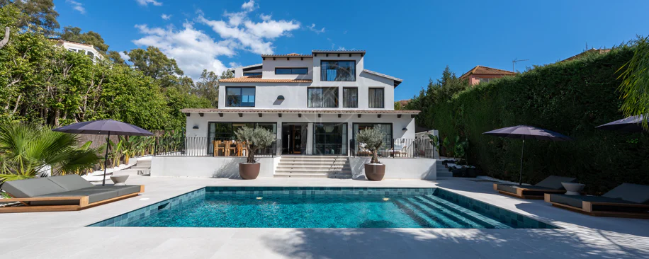 Villa Japandi Moderna con Piscina y Jardín Privado en Nueva Andalucía