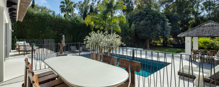 Villa Japandi Moderna con Piscina y Jardín Privado en Nueva Andalucía