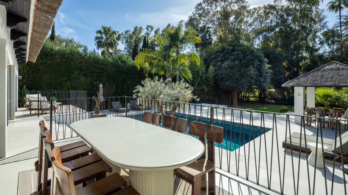 Villa Japandi Moderna con Piscina y Jardín Privado en Nueva Andalucía