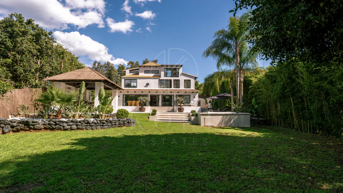 Villa Japandi Moderna con Piscina y Jardín Privado en Nueva Andalucía