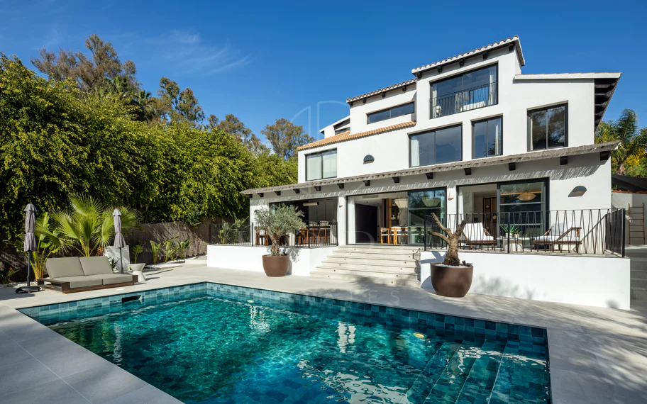 Villa Japandi Moderna con Piscina y Jardín Privado en Nueva Andalucía