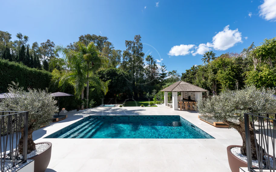 Villa Japandi Moderna con Piscina y Jardín Privado en Nueva Andalucía