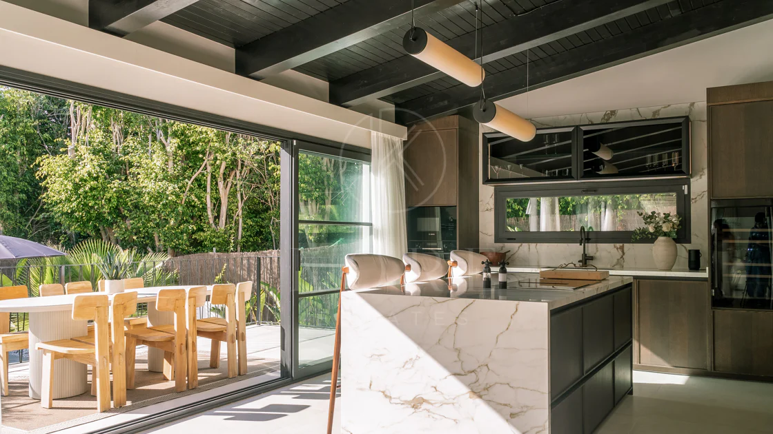 Villa Japandi Moderna con Piscina y Jardín Privado en Nueva Andalucía