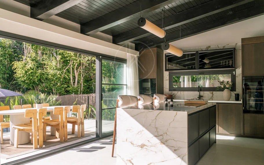 Villa Japandi Moderna con Piscina y Jardín Privado en Nueva Andalucía