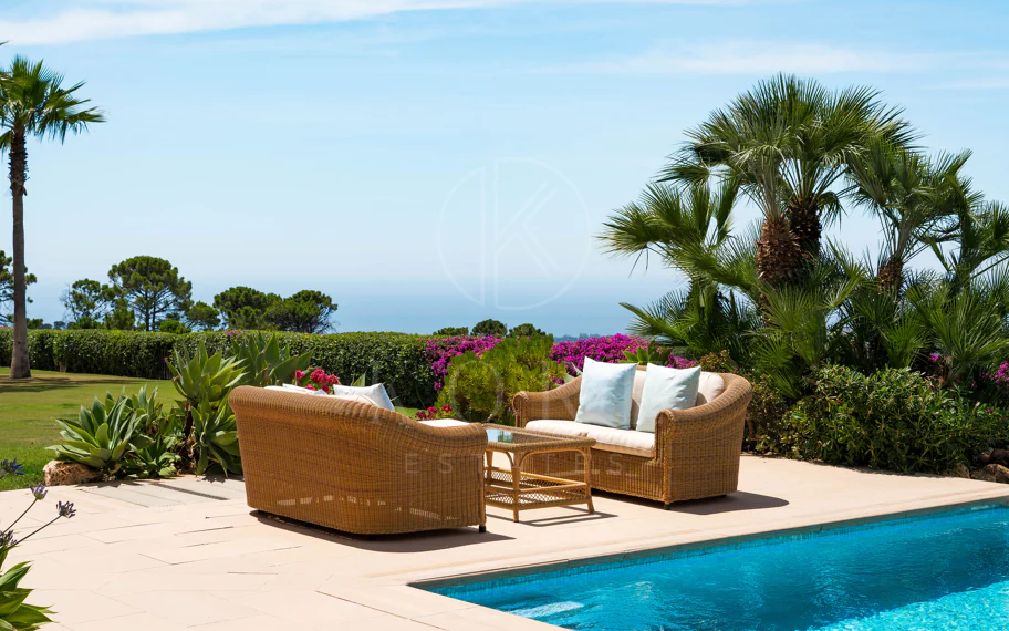 Elegante propiedad de lujo con vistas panorámicas al mar en Estepona
