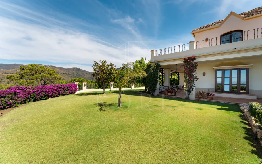 Elegante propiedad de lujo con vistas panorámicas al mar en Estepona