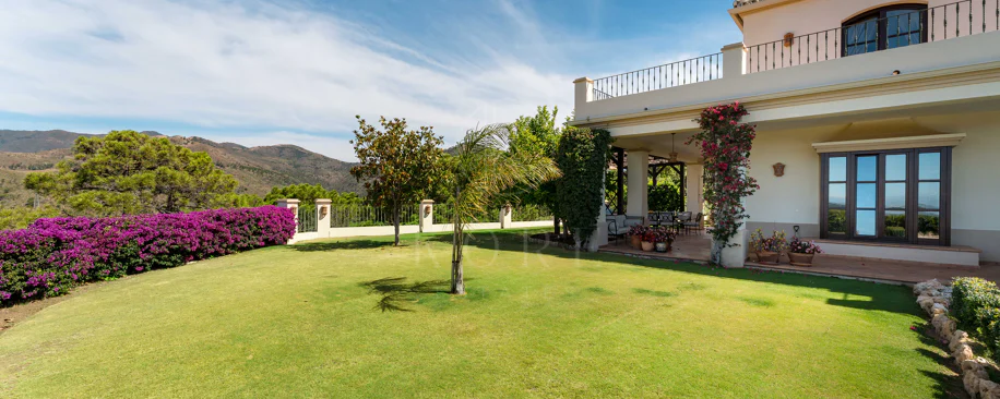 Elegant Luxury Estate with Panoramic Sea Views in Estepona