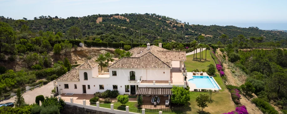Elegant Luxury Estate with Panoramic Sea Views in Estepona