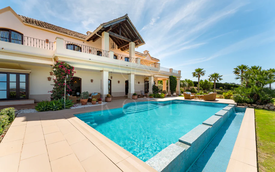 Elegante propiedad de lujo con vistas panorámicas al mar en Estepona